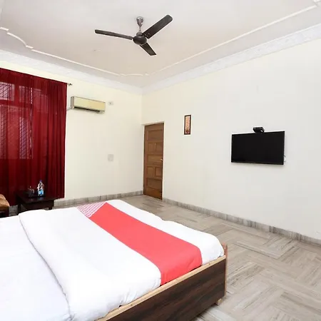 Hotel Oyo 16130 The Corner House 3*
