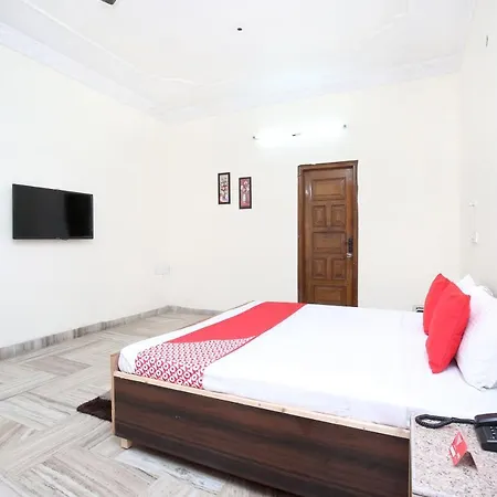 Hotel Oyo 16130 The Corner House 3*