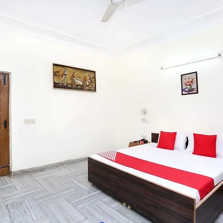 Hotel Oyo 16130 The Corner House 3*