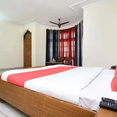 Hotel Oyo 16130 The Corner House 3*